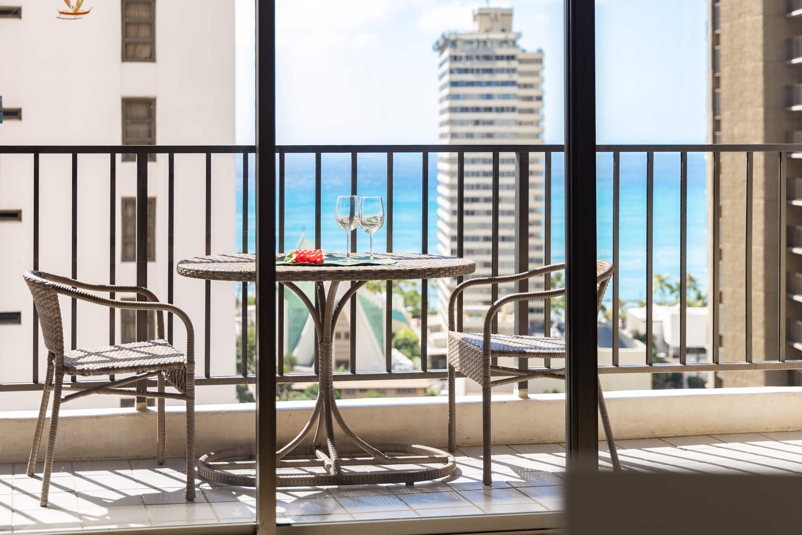 19th-floor condo w/ lanai, pool & beach access - Image 41
