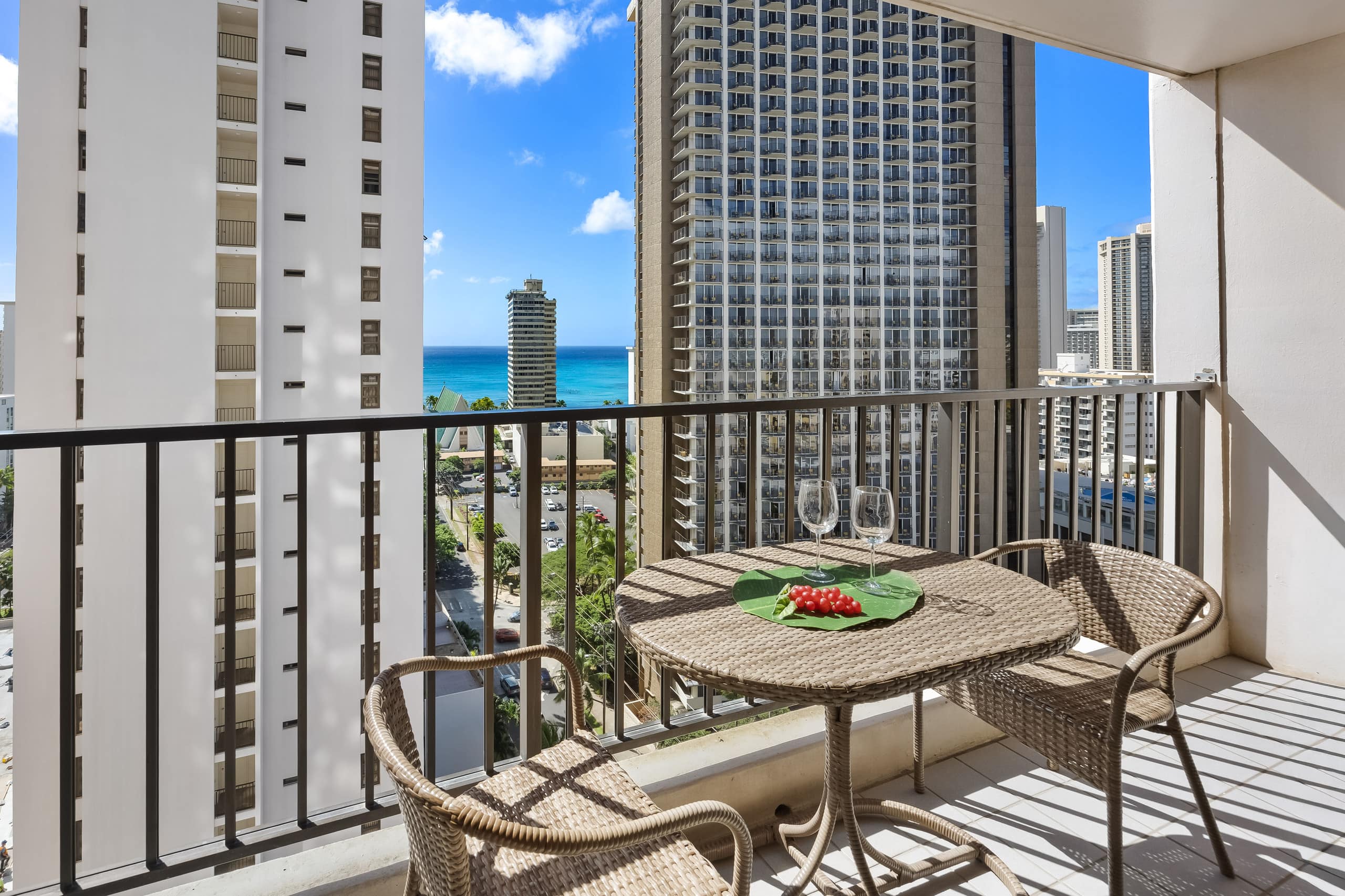 19th-floor condo w/ lanai, pool & beach access - Image 38