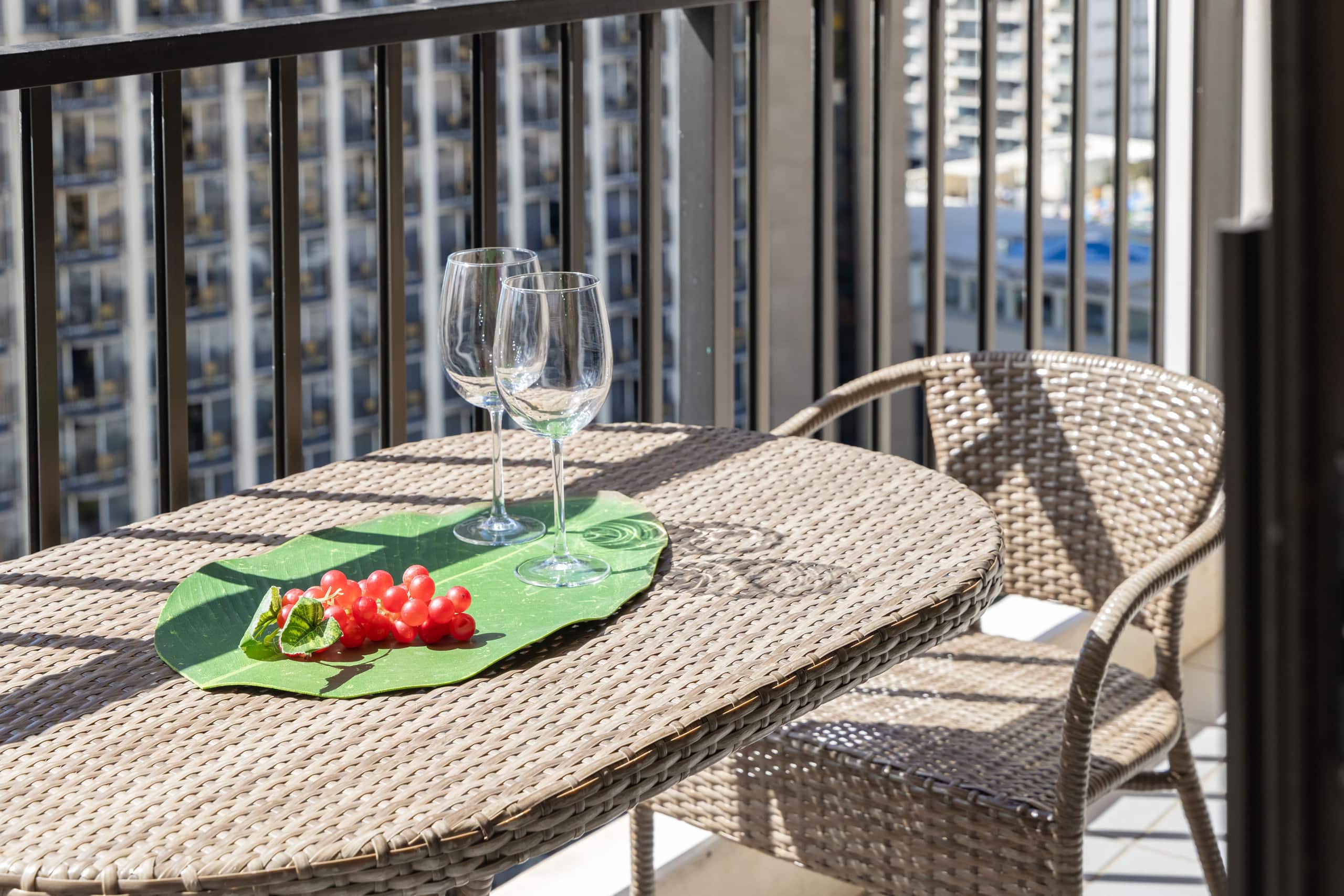 19th-floor condo w/ lanai, pool & beach access - Image 43