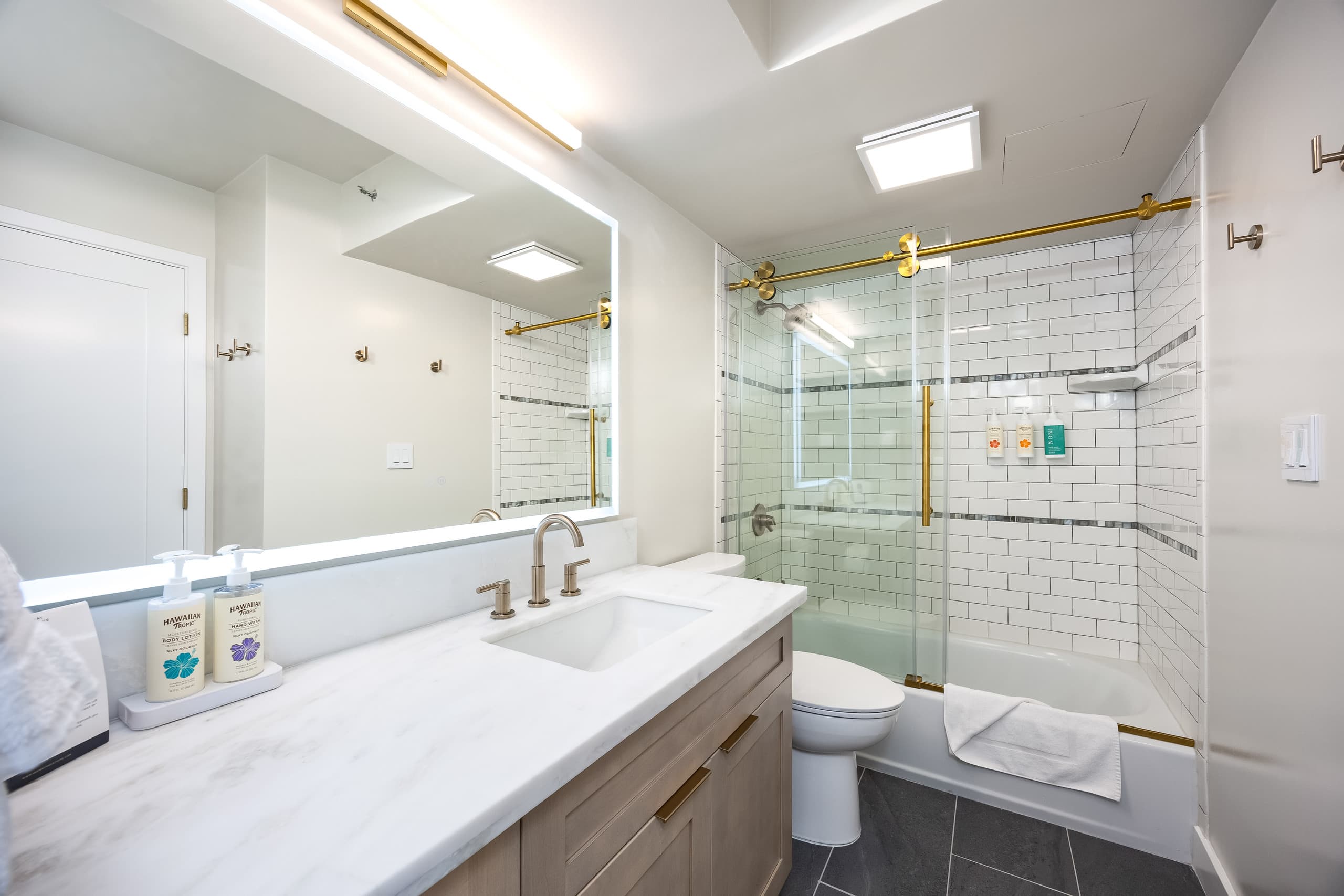 19th-floor condo w/ lanai, pool & beach access - Image 32