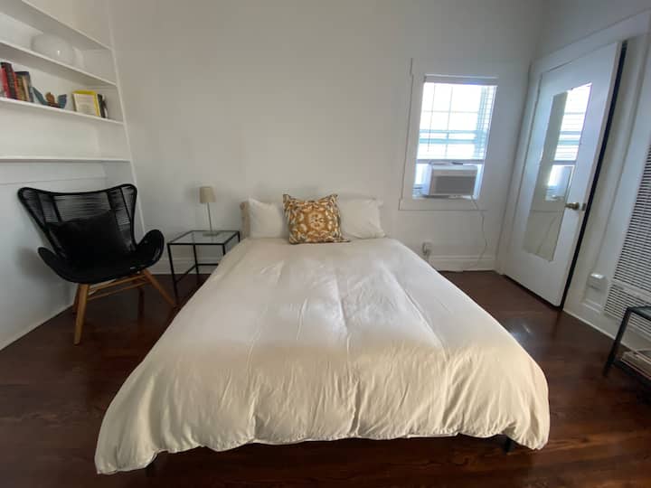 Sunny Downtown Studio, Cozy Patio, Close To State - Santa Barbara