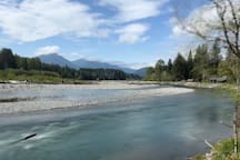 Mt Rainier Riverfront Tiny House in Packwood - EV