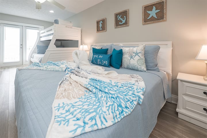 Masívny úkryt na 3. poschodí s manželskou posteľou a poschodovou posteľou s výsuvným lôžkom – ideálny pre deti, tínedžerov alebo viacgeneračné pobyty.