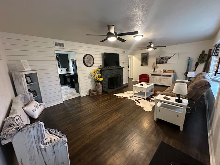 Peaceful, Cozy Home With Firepit - Wichita, KS
