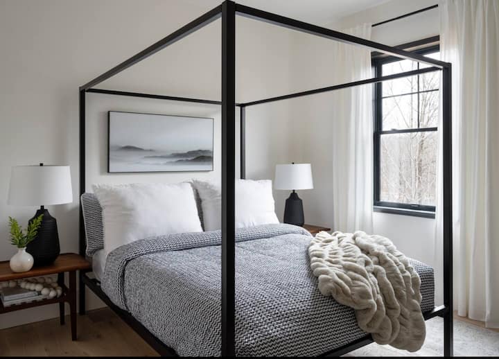 Cama queen con vista al río y a la montaña, y espacio en el clóset.