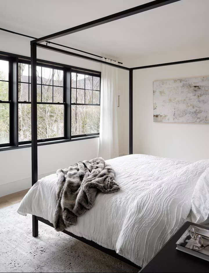 Dormitorio principal con cama tamaño King. Duerma con el sonido del río Pemi al otro lado de su ventana. Vestidor y baño completo en la habitación.