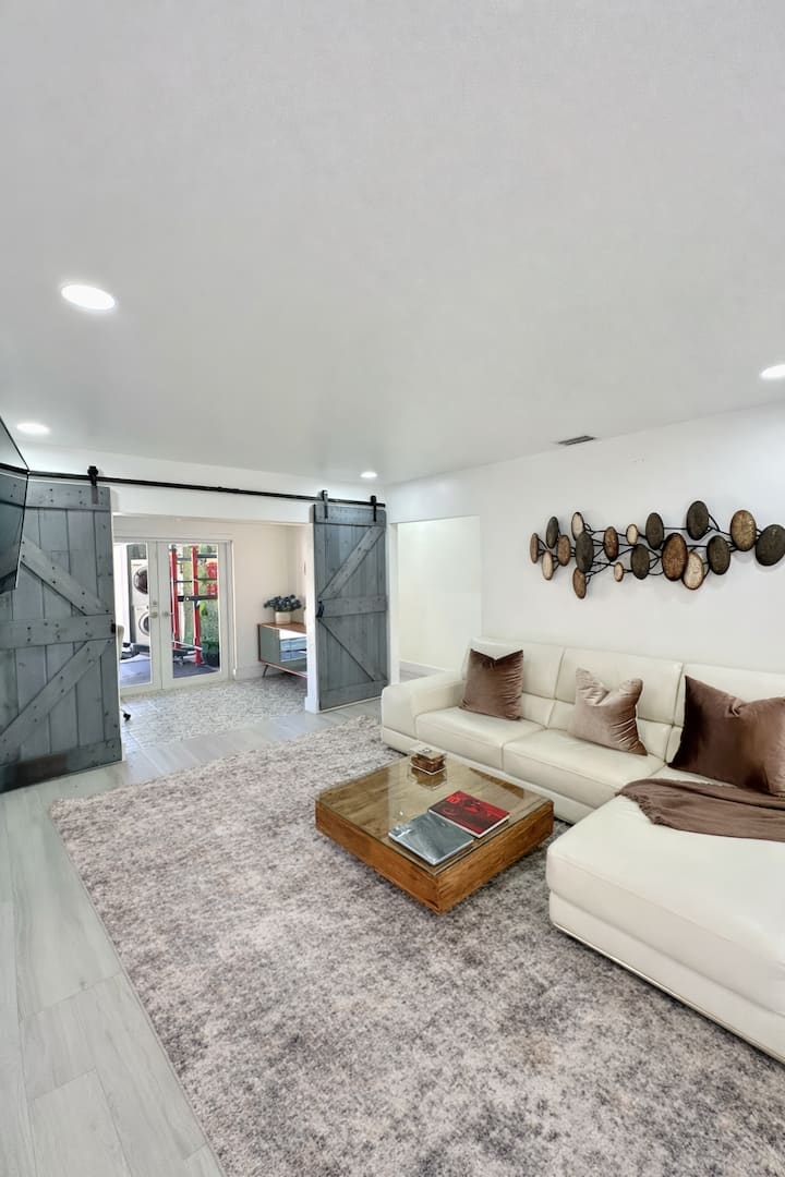 •Modern, Large & Beautiful Miami Home. - Coral Gables, FL
