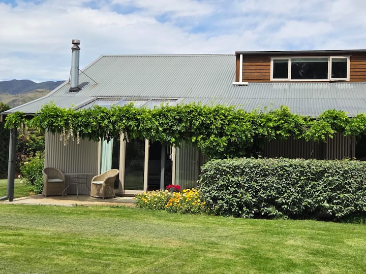 Lakeside Escape In Pisa Moorings - Snow Farm NZ