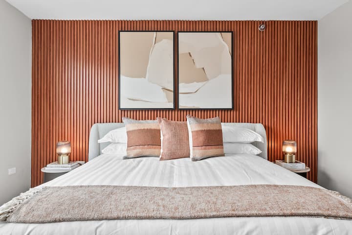 غرفة نوم رئيسية بسرير بحجم كينج ومزينة بشكل جميل. 