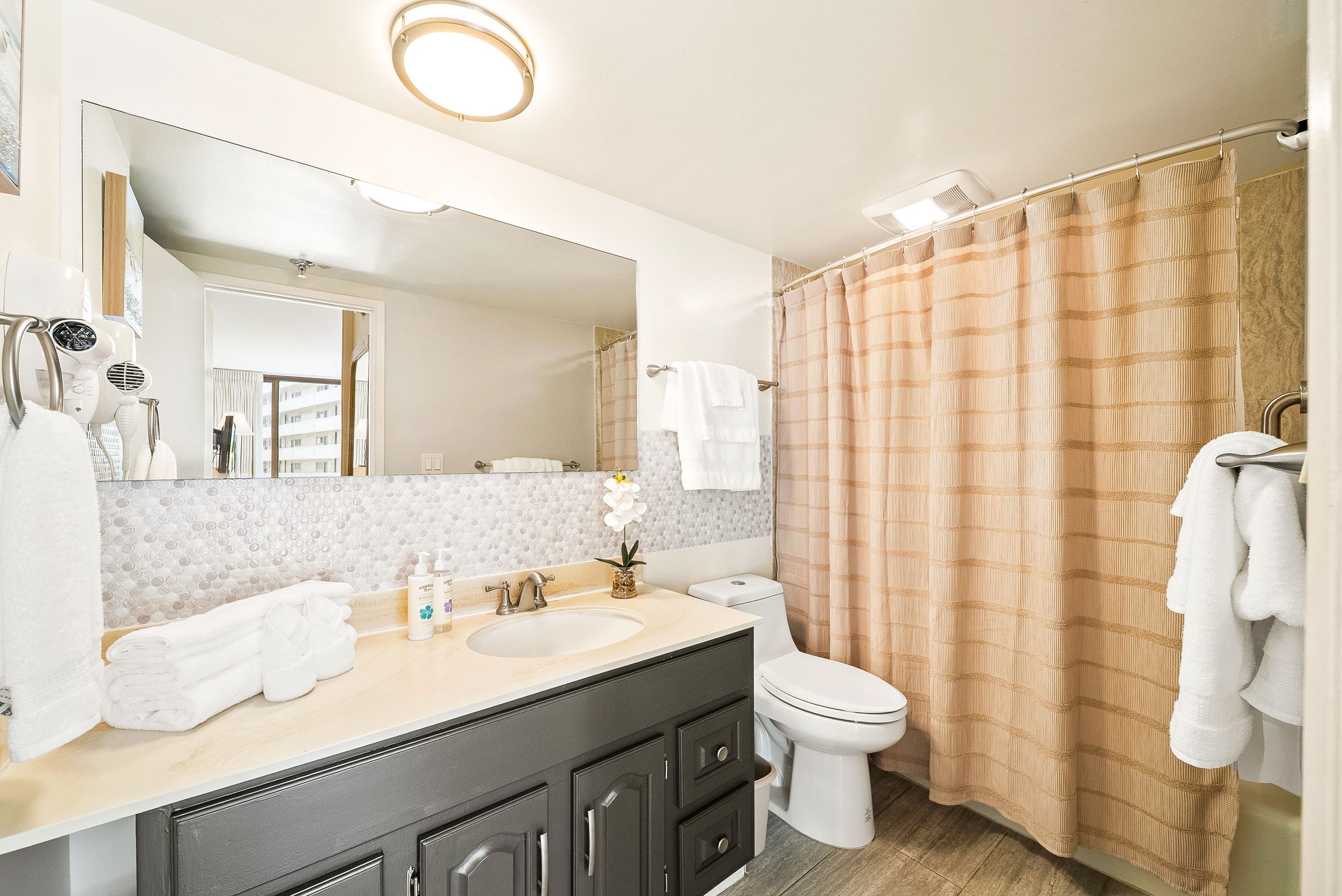 Condo in Honolulu · ★4.71 · 1 bedroom · 4 beds · 1 bath - Image 16