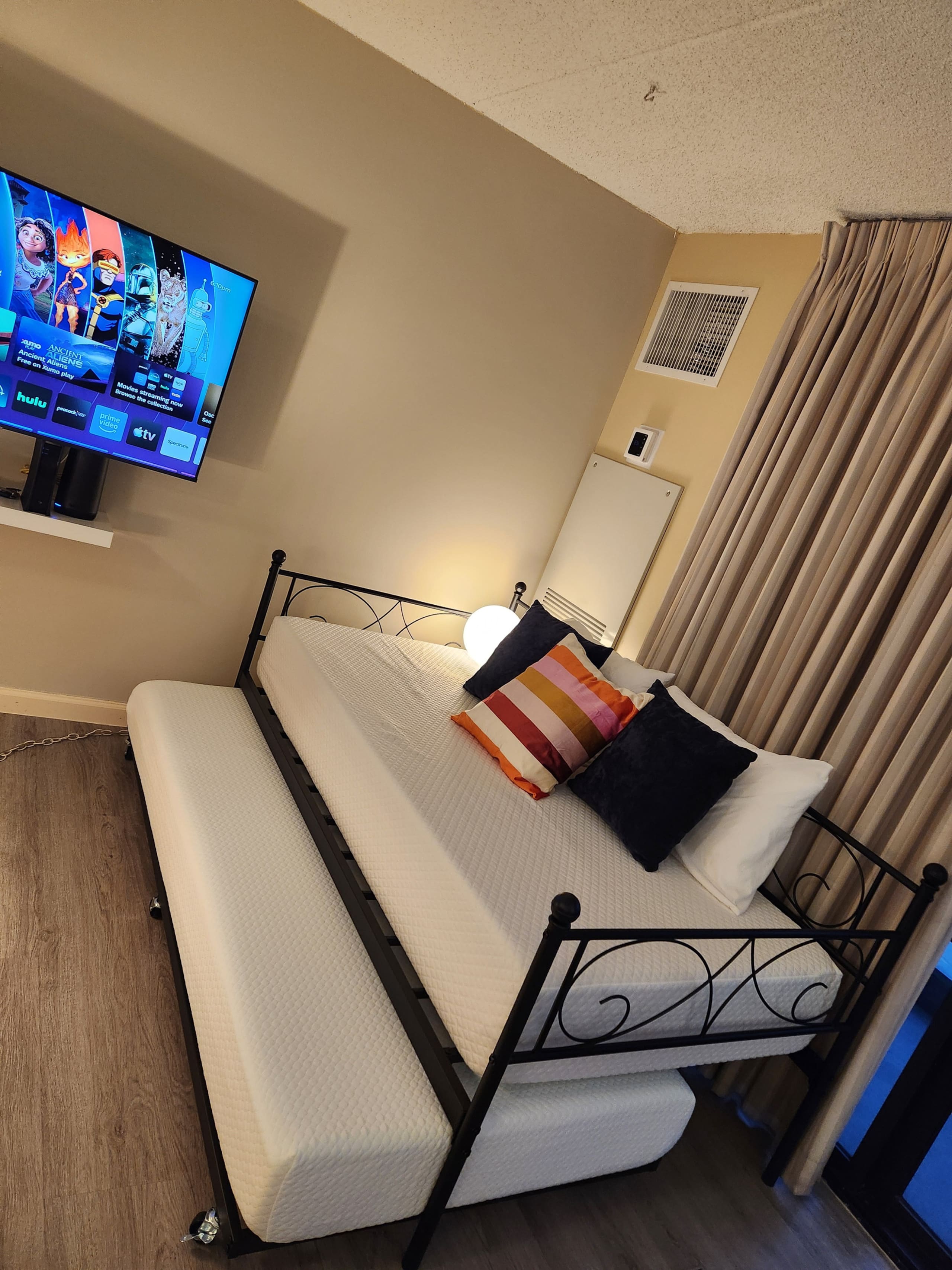 Condo in Honolulu · ★4.71 · 1 bedroom · 4 beds · 1 bath - Image 3