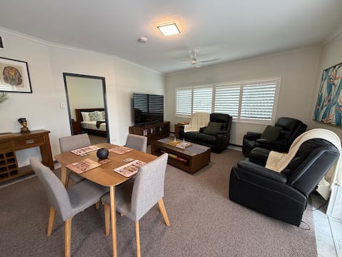Top Airbnb: Pharaohs tomb with Wi-Fi, Netflix, Pool and Aircon in Cairns North