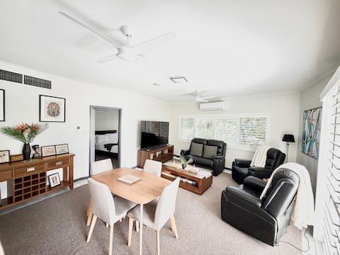 Top Airbnb: Pharaohs tomb with Wi-Fi, Netflix, Pool and Aircon in Cairns North