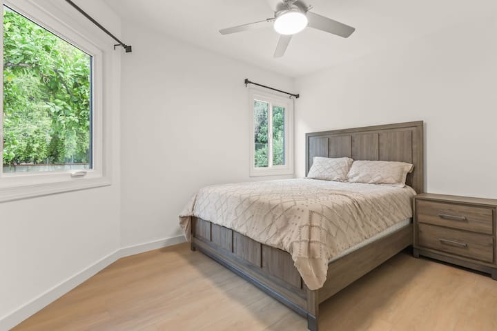 เตียงใหม่เอี่ยม ม่านจะเพิ่มในเร็วๆ นี้ ห้องนี้สามารถมีสองเตียงแทนหนึ่งเตียงได้ตามคำขอ 