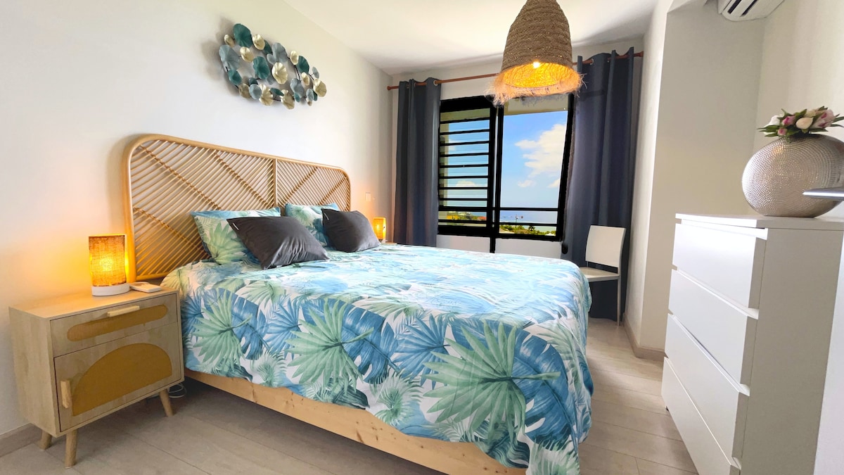 房间可欣赏海景，配备标准双人床和优质床上用品、书桌、橱柜和抽屉、空调