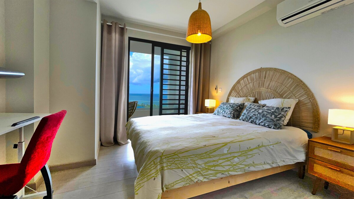 房间可欣赏海景，配备标准双人床和优质床上用品、书桌、橱柜和抽屉、空调
