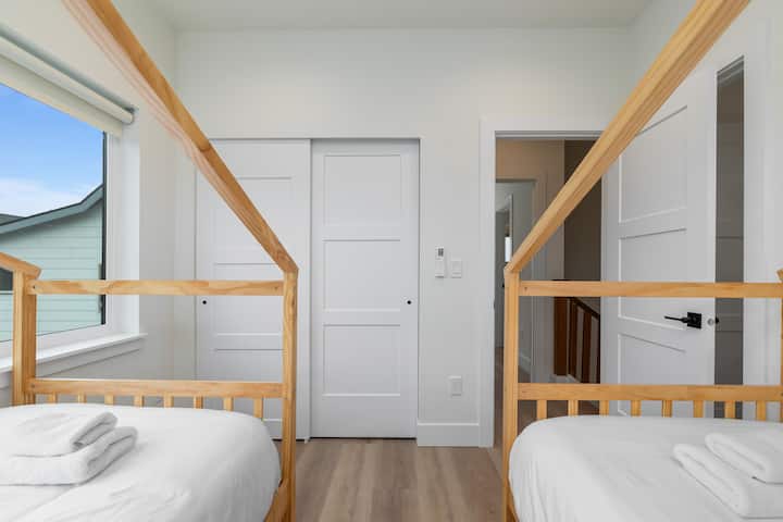Twin Bedroom