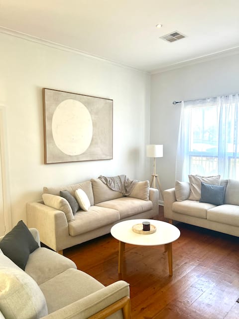 Popular Airbnb listing: Glenelg 5 Bedroom Coastal Stay in Adelaide
