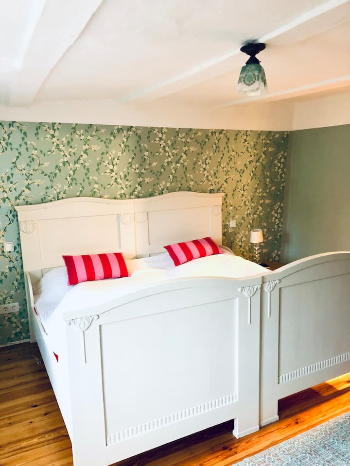 Schlafzimmer 1