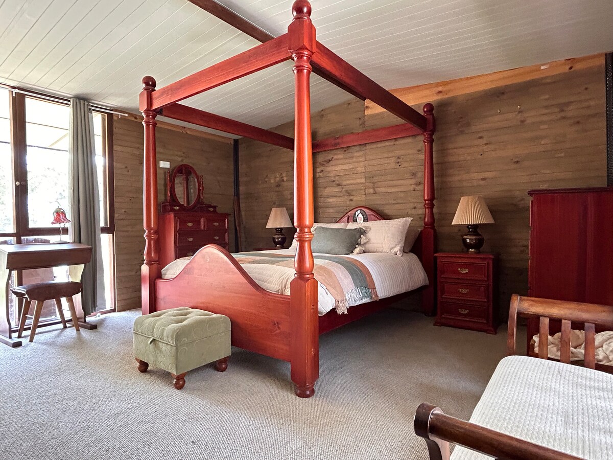 Bračni krevet (150 – 179 cm) od zapadnog crvenog cedra, noćni ormarići, visoki ormari s dovoljno prostora za pohranu i neobičan radni prostor.