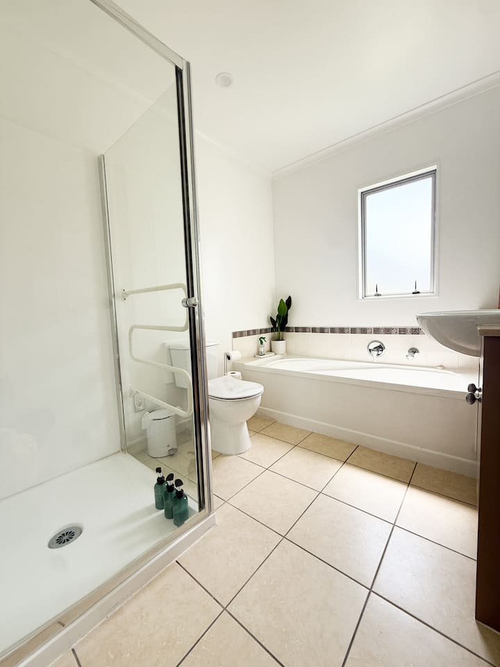 Full bathroom 2 image 3