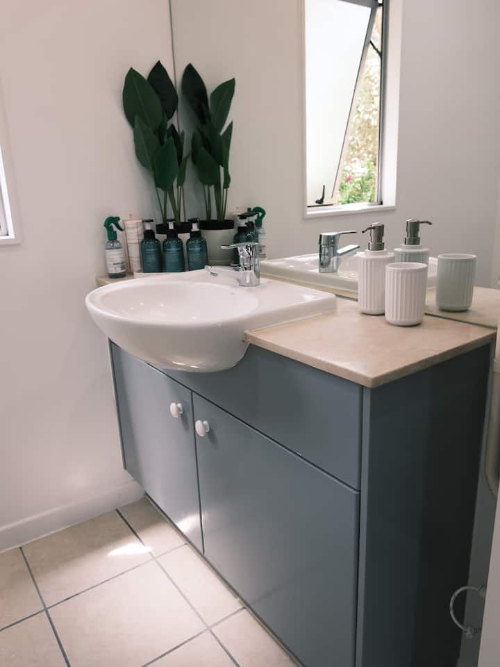 Full bathroom 1 image 2