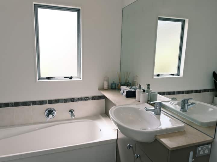 Full bathroom 2 image 1