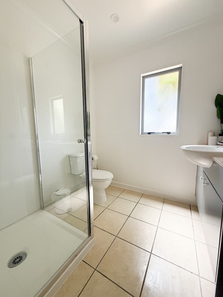 Full bathroom 1 image 4