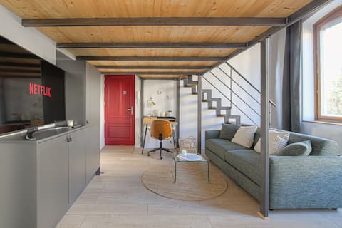 Popular Airbnb listing: Equipped loft • Close to Metro • Croix-Rousse • Lyon in Caluire Et Cuire