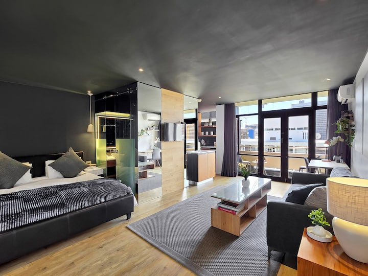 Stylish Studio Apartment, Central, Pool & Garden - Camps Bay