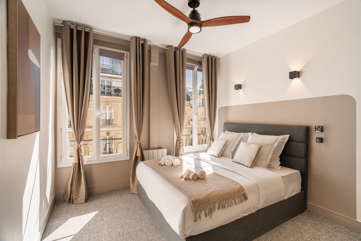 Chumba cha kulala kilichojaa mwanga na feni ya dari na hifadhi.