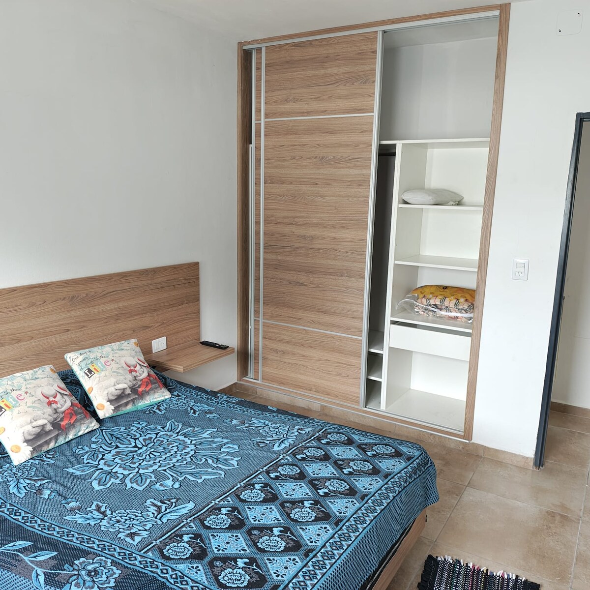 双人床，配有LED照明、大衣橱，氛围清爽安静。 专为舒适休闲的假期而设计。