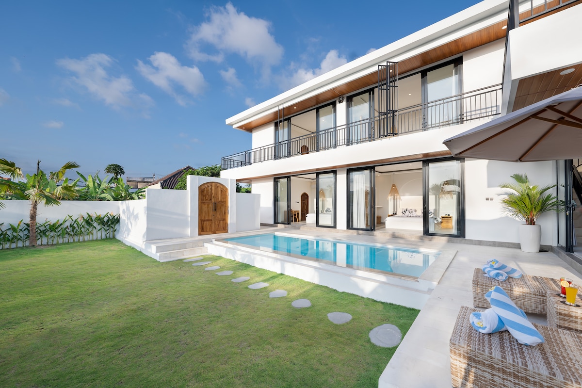 Villa in Kuta Utara · 3 bedrooms · 3 beds · 3 private baths, сопоставимый объект Airbnb