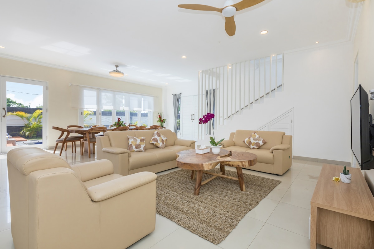 Villa in South Kuta · 3 bedrooms · 3 beds · 3 private baths, συγκρίσιμο Airbnb