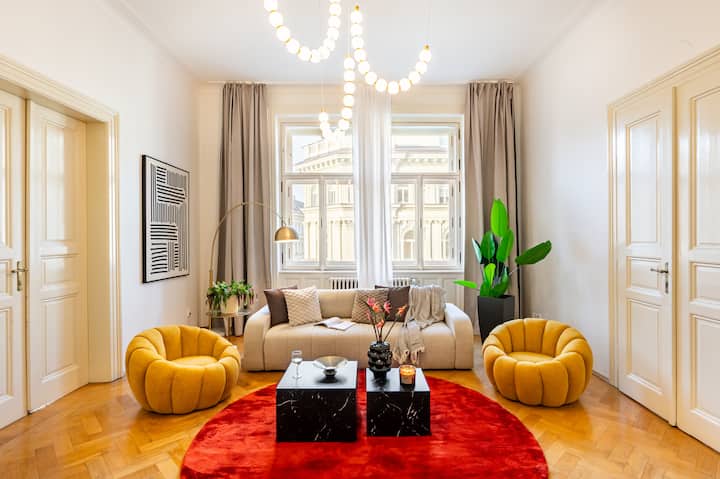 4bdr Apt. W/ Workspace & 250mbs Wifi • New Town - Prague
