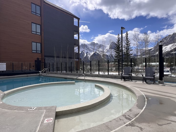 4 Bdrm Condo W/ Pool, Hot Tub, Parking — Sleeps 9! - Canmore