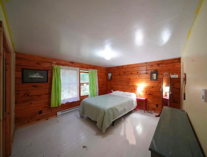 Dormitorio # 1. Cama tamaño queen. Desplegable adicional para niños disponible