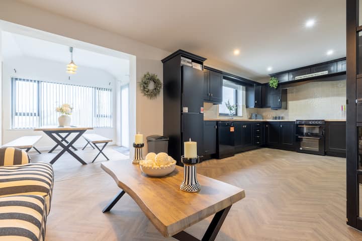 Spacious 4br With River View & Quiet Garden - Derry