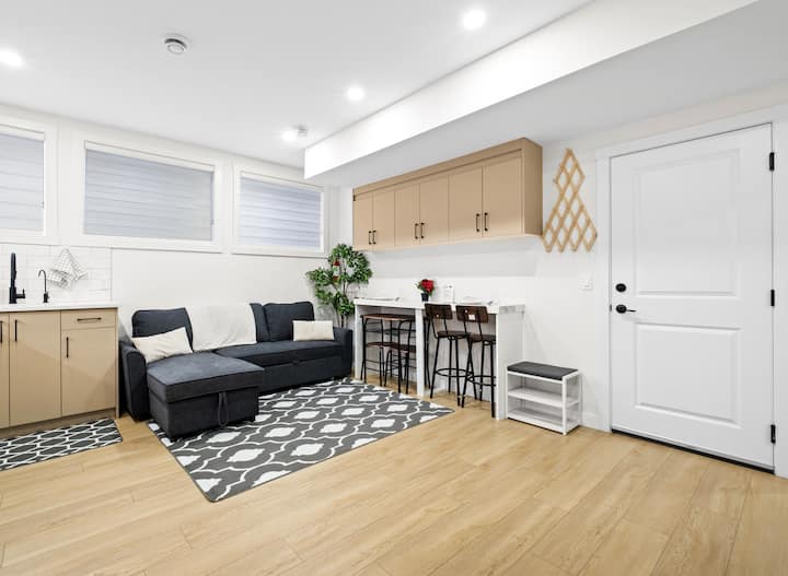 Brand New 3-bedroom Modern Suite • Sleeps 8 - カルガリー
