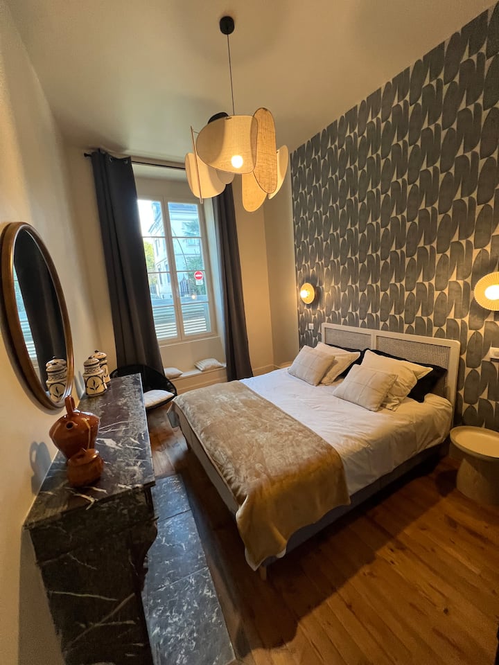 Chumba hiki chenye starehe kitakuletea starehe yote unayotaka!
Matandiko yenye ubora wa hoteli, mito 4 na kabati la kuhifadhia.
Meko nzuri ya marumaru