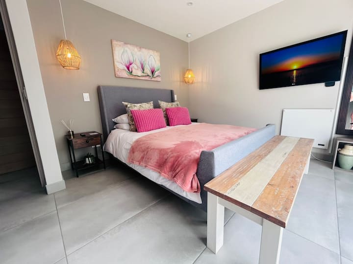 Modern 1bedroom With Private Bathroom In Kingswood - George