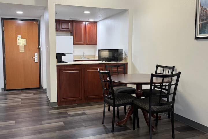 Deluxe King Suite | Wingate Indianapolis Stay - Indianapolis, IN