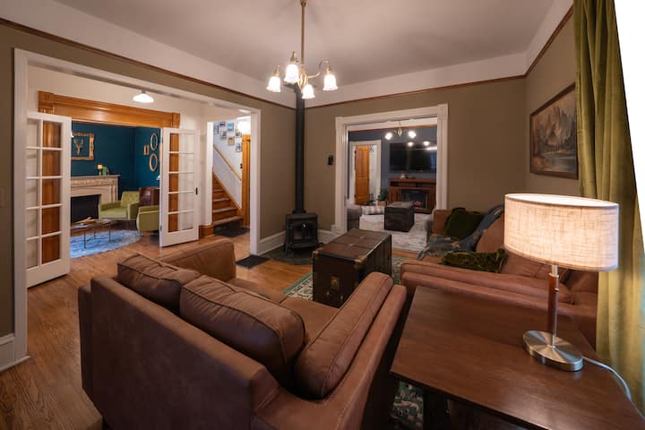 Victorian Hideaway: Near Downtown | Hot Tub + Pets - Sioux Falls, SD