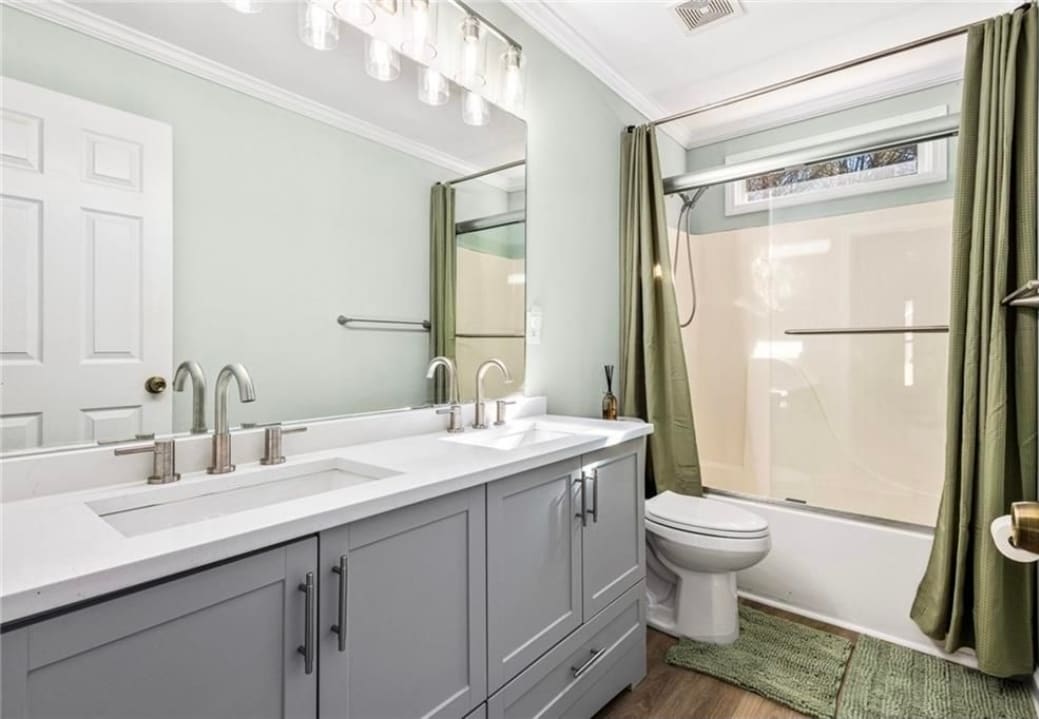 Spacious 5BR Home • Ideal for families