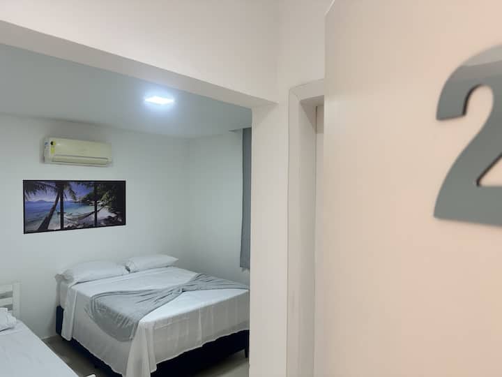 Bračni krevet i krevet za jednu osobu kako bi se svi mogli opustiti u istoj prostoriji  