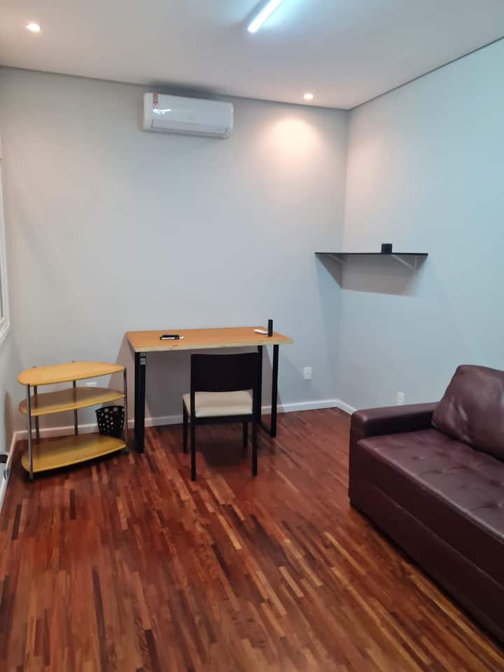 Prostorija koja se može upotrebljavati i kao ured. Sofa se pretvara u udoban dvokrevetni krevet. Ima klima-uređaj