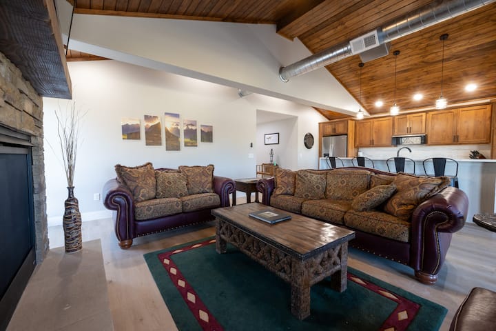 Spacious Luxury Downtown Loft | 3 Br 2 Ba - Cody, WY