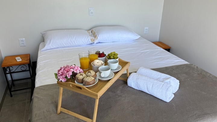 Представете си, че се събуждате, отваряте прозореца и се натъквате на ексклузивна гледка към целия свят! Идеално за закуска на открито, заобиколени от комфорт и сюрреалистичен пейзаж. Спалня с двойно легло, климатик и мрежа против комари.