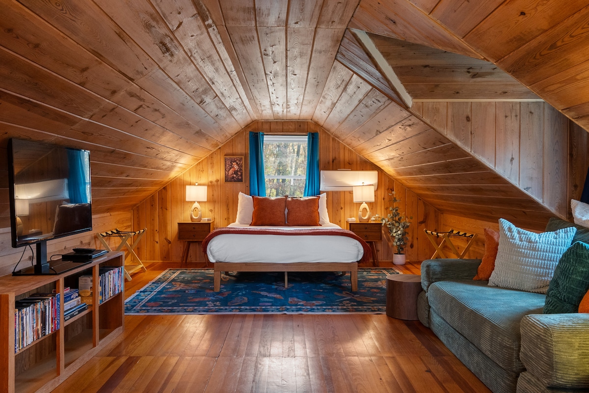 Zamilujete si našu podkrovnú spálňu s výhľadom na les. Má vlastnú knižnicu kníh, hier a veľkú zbierku DVD. Rozkladací gauč s pamäťovou penou sa dá rozložiť na posteľ s vrchnou matracom z pamäťovej peny pre pohodlné filmové večery.