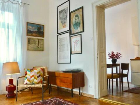 Successful Airbnb property: Vintage old building 62 m² with balcony near main train station in Gries